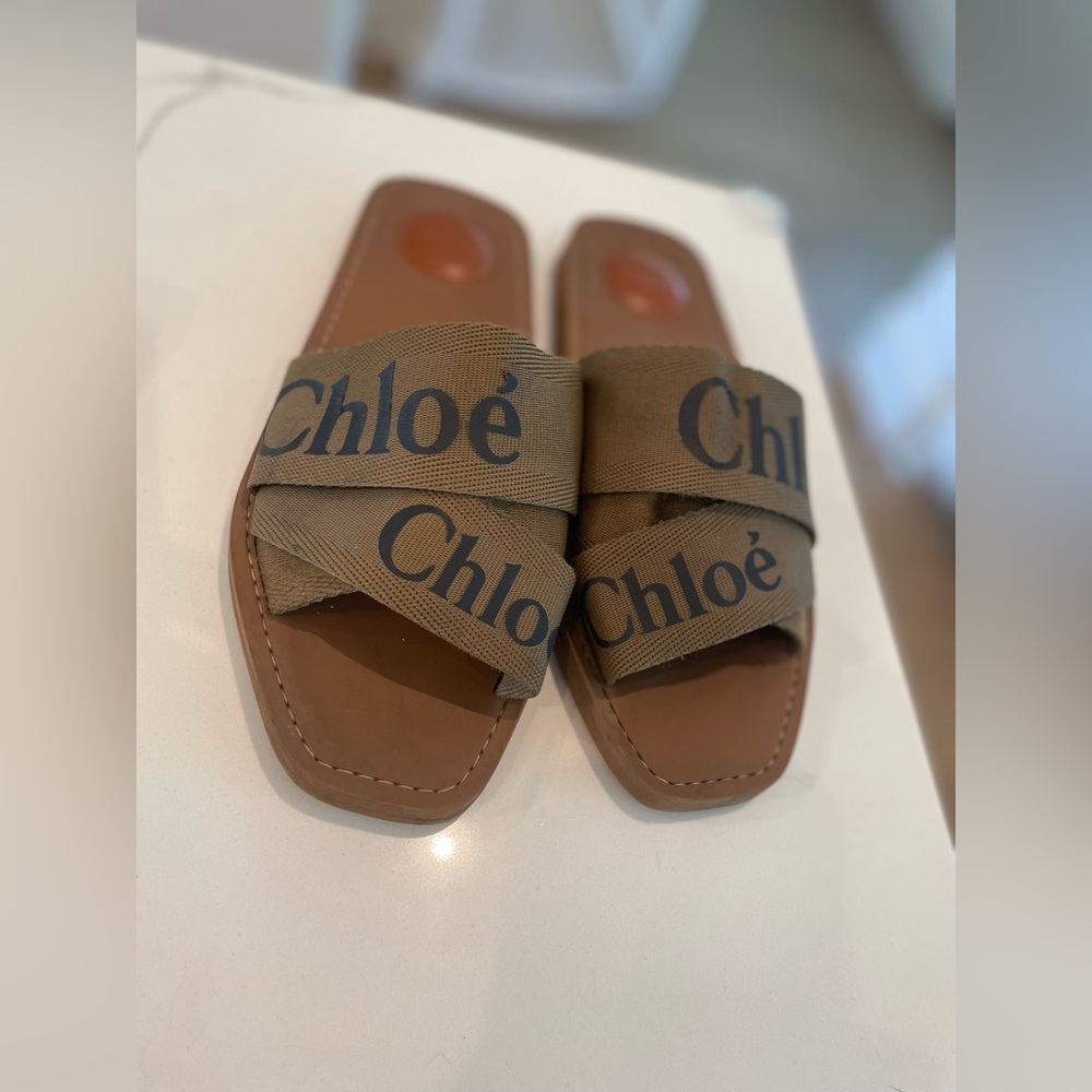 Chloe Sandal, Authentic
